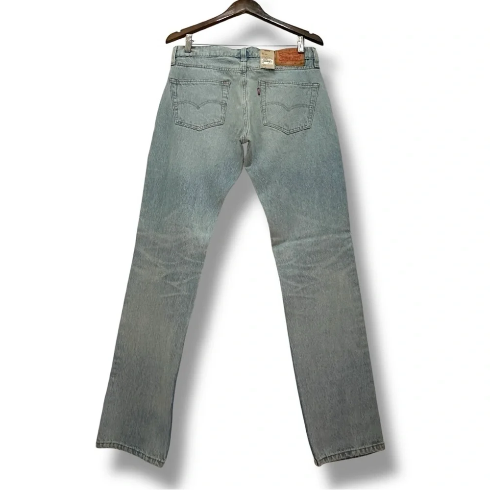 142 Levi's | NWT Men's Light Blue Ripped Straight Jeans (size 32x34)